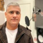 Gustavo Zouain. Por trás do Microfone. 